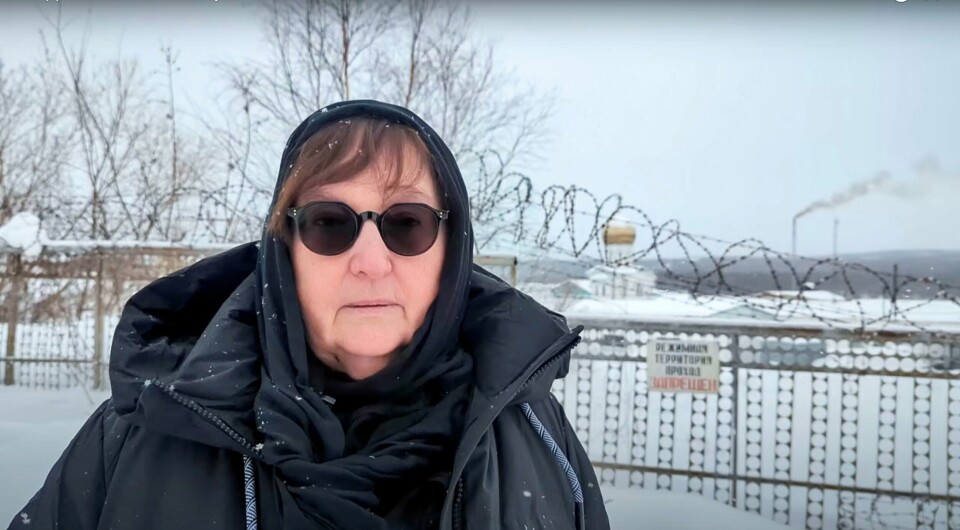 En svartkledd Ljudmila Navalnaja i videoen som ble filmet utenfor straffekolonien der Aleksej Navalnyj døde. En svartkledd Ljudmila Navalnaja i videoen som ble filmet utenfor straffekolonien der Aleksej Navalnyj døde. Foto: Navalny Team via AP / NTB