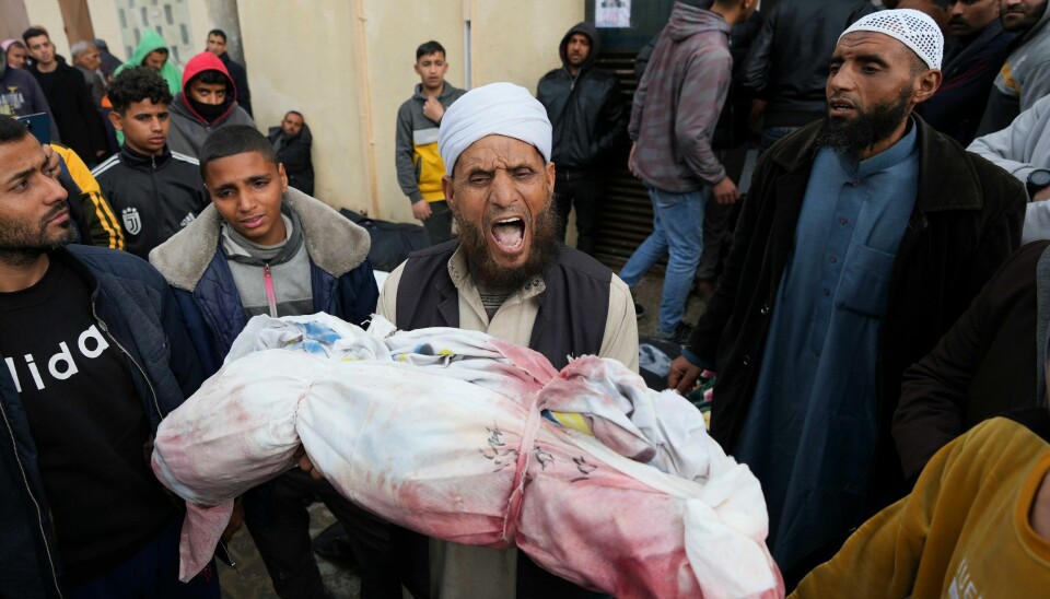 To palestinske barn drept i israelske angrep blir båret til graven i Gaza. Over 12.000 barn er ifølge palestinske helsemyndigheter blant de nærmere 30.000 som er drept siden oktober. To palestinske barn drept i israelske angrep blir båret til graven i Gaza. Over 12.000 barn er ifølge palestinske helsemyndigheter blant de nærmere 30.000 som er drept siden oktober. Foto: AP / NTB