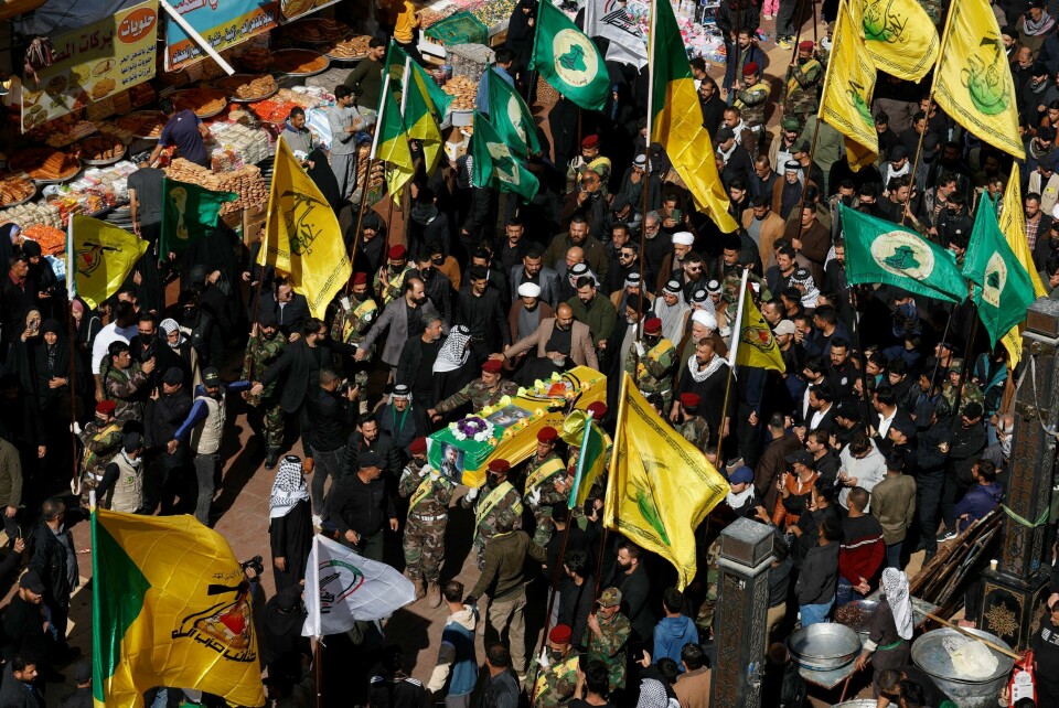 Kista til Abu Baqir al-Saadi, kommandanten Kata’ib Hezbollah som ble drept i et amerikansk luftangrep tidligere i februar, bæres av en folkemengde. Situasjonen i Midtøsten er kaotisk – og eksplosiv, forklarer Sverre Lodgaard. Kista til Abu Baqir al-Saadi, kommandanten Kata’ib Hezbollah som ble drept i et amerikansk luftangrep tidligere i februar, bæres av en folkemengde. Situasjonen i Midtøsten er kaotisk – og eksplosiv, forklarer Sverre Lodgaard.