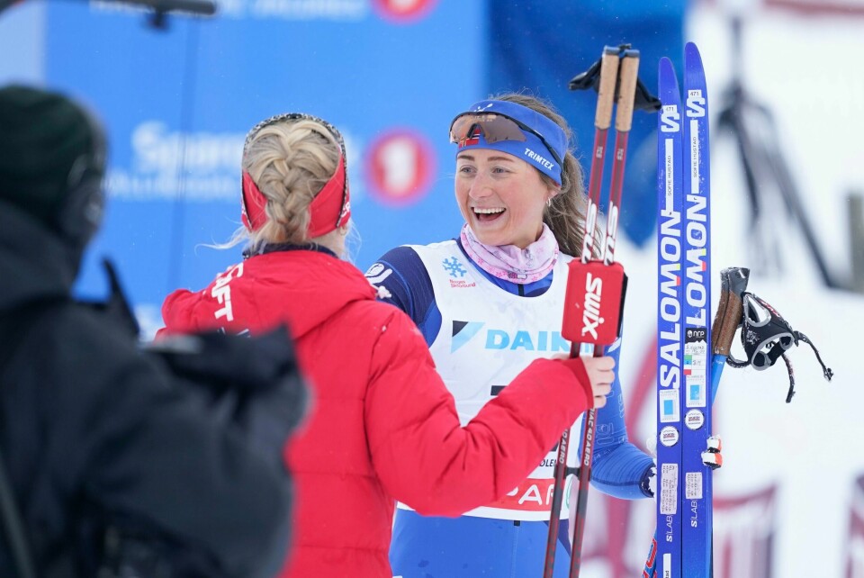 Sofie Nordsveen Hustad vant overraskende NM-tittelen på Beitostølen torsdag. Sofie Nordsveen Hustad gratuleres etter seieren i ski-NM torsdag. Foto: Terje Pedersen / NTB
