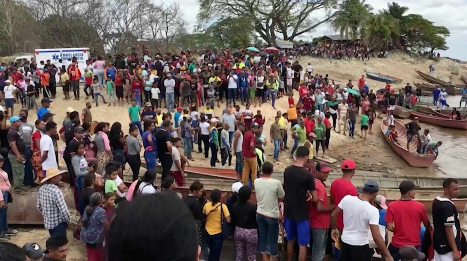 Folk samles mens de venter på informasjon om gruvearbeidere etter kollapsen av en ulovlig gullgruve i La Paragua i Venezuela. Folk samles mens de venter på informasjon om gruvearbeidere etter kollapsen av en ulovlig gullgruve i La Paragua i Venezuela.