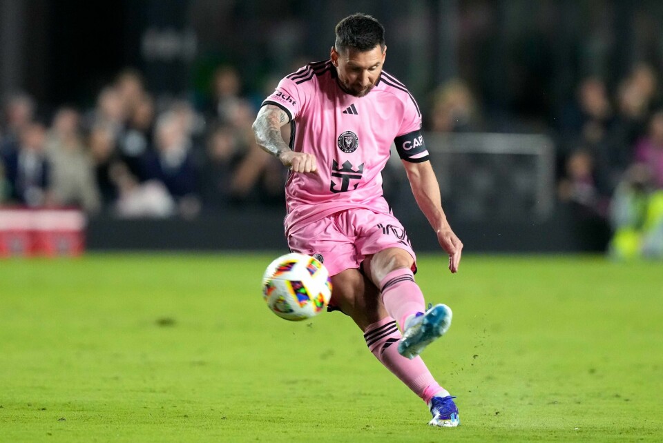 Inter Miamis spiss Lionel Messi tar frispark under første omgang av lagets MLS-kamp mot Real Salt Lake onsdag i Fort Lauderdale i Florida. Inter Miamis spiss Lionel Messi tar frispark under første omgang av lagets MLS-kamp mot Real Salt Lake onsdag i Fort Lauderdale i Florida. Foto: Lynne Sladky / AP / NTB