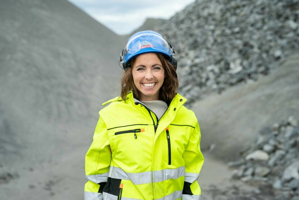 Fraværet av plan og politikk for de mineralene det forbrukes mest av er påfallende skriver Margrethe Ollendorff Lien Kvinne med skandinavisk utseendet, smiler bredt, har på seg refleksjakke gul, med blå hjelm.