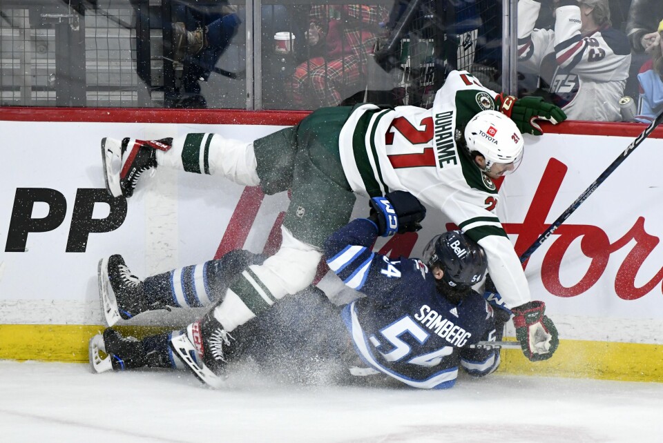Minnesota Wilds Brandon Duhaime (21) kolliderer med Winnipeg Jets' Dylan Samberg (54) i tredje periode av NHL-kampen i Winnipeg i Manitoba tirsdag. Minnesota Wilds Brandon Duhaime (21) kolliderer med Winnipeg Jets' Dylan Samberg (54) i tredje periode av NHL-kampen i Winnipeg i Manitoba tirsdag. Foto: Fred Greenslade / The Canadian Press / AP / NTB