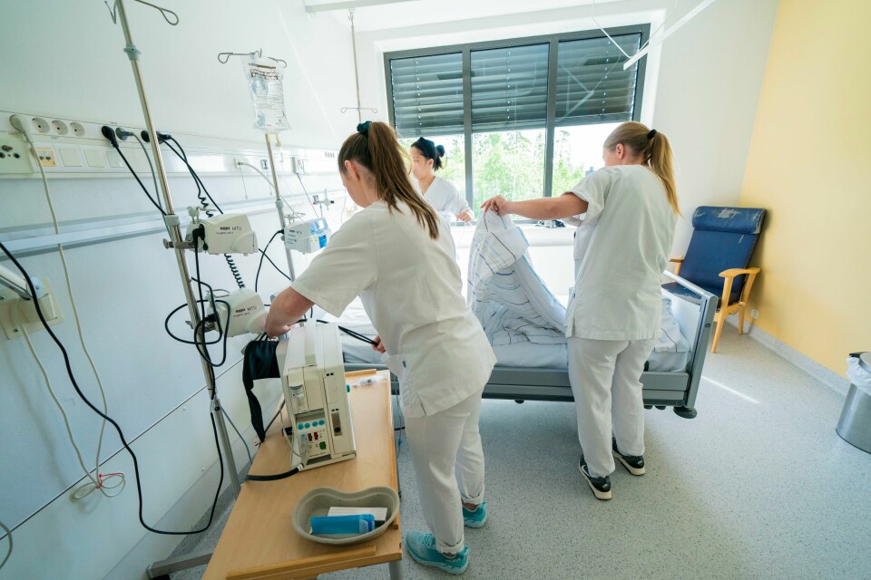 En stor og økende andel av helse- og omsorgstjenestene utføres av vikarer og fast ansatte som tar ekstravakter. Sjukepleiarar ved infeksjonsmedisinsk seksjon ved Bærum sjukehus i Gjettum førebur eit rom for pasient. Illustrasjonsfoto: Stian Lysberg Solum / NTB / NPK