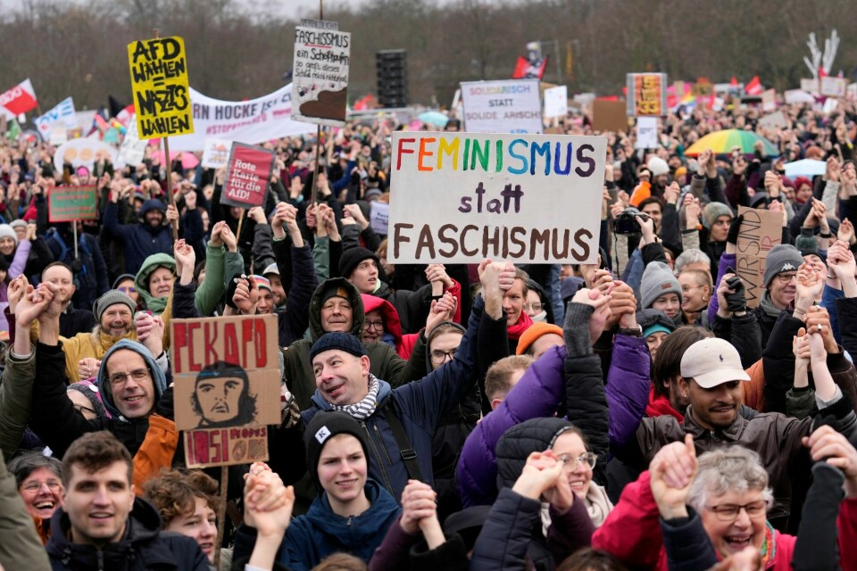 «Feminisme framfor fascisme». Mange demonstrerer mot framveksten til ytre høyre-partiet AfD i Tyskland – men partiet fosser fram. «Feminisme framfor fascisme». Mange demonstrerer mot framveksten til ytre høyre-partiet AfD i Tyskland – men partiet fosser fram.