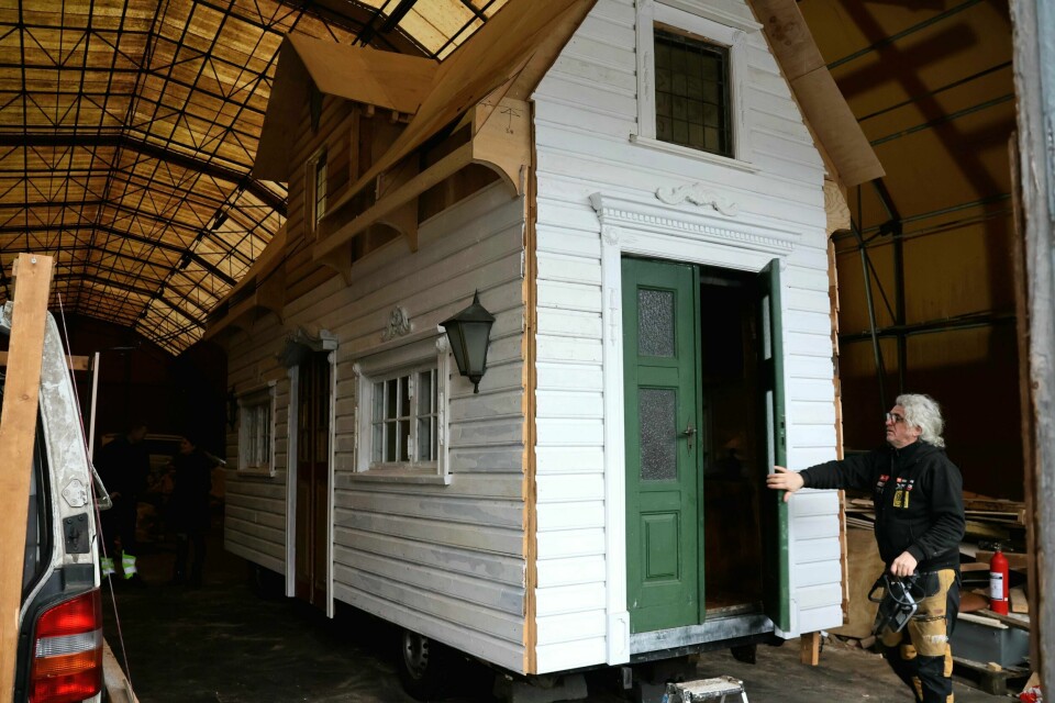 Under disse veggene skjuler det seg en gammel varebil. Roger Iversen bygger minihus av varebil.