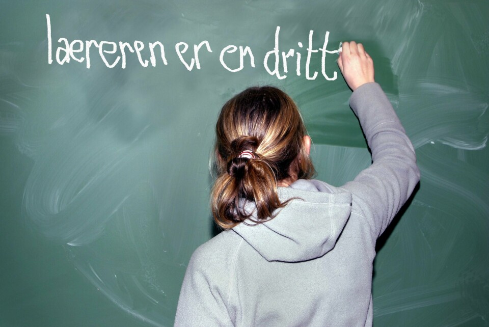 1 av 4 lærere i grunnskolen blir slått, sparket og truet, men vi får ikke kalle det vold, skriver innleggsforfatter. Elev med langt hår, antakeligvis en jente mes grå hettegenser, ryggen til kamera og skriver 'læreren er en dritt' på en grønn tavle med hvit kritt.