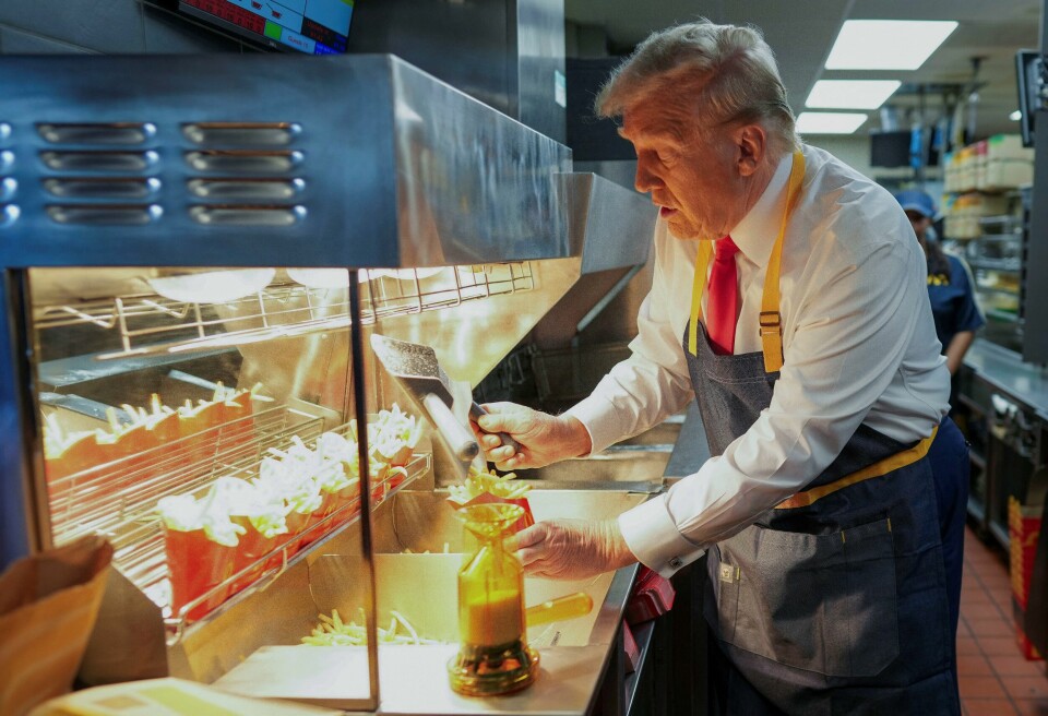 Bildene av Donald Trump som tilbereder pommes frites iført det karakteristiske McDonald-forkleet har gått viralt over hele verden. Bildene av Donald Trump som tilbereder pommes frites iført det karakteristiske McDonald-forkleet har gått viralt over hele verden.