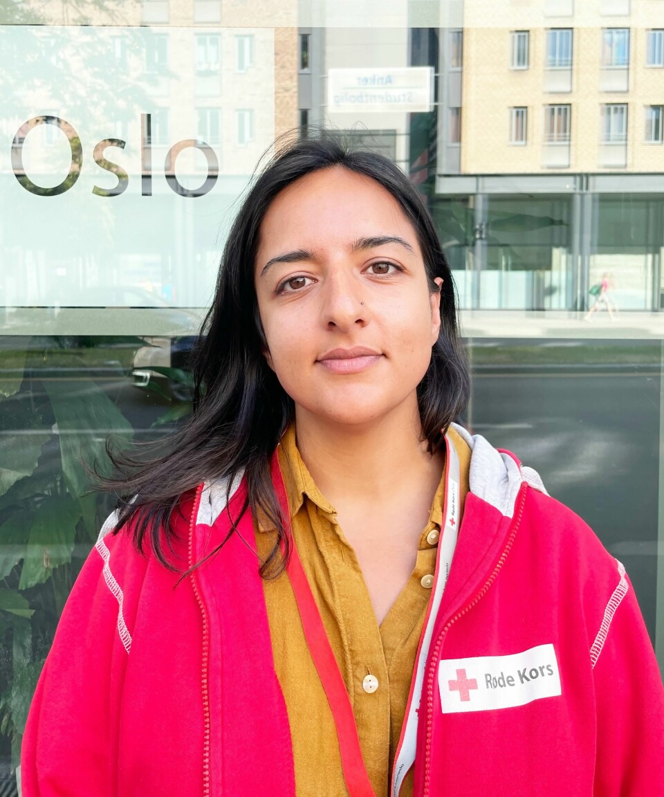 Miriam Mardan, rådgiver i Røde Kors-telefonen Kvinne med rød jakke