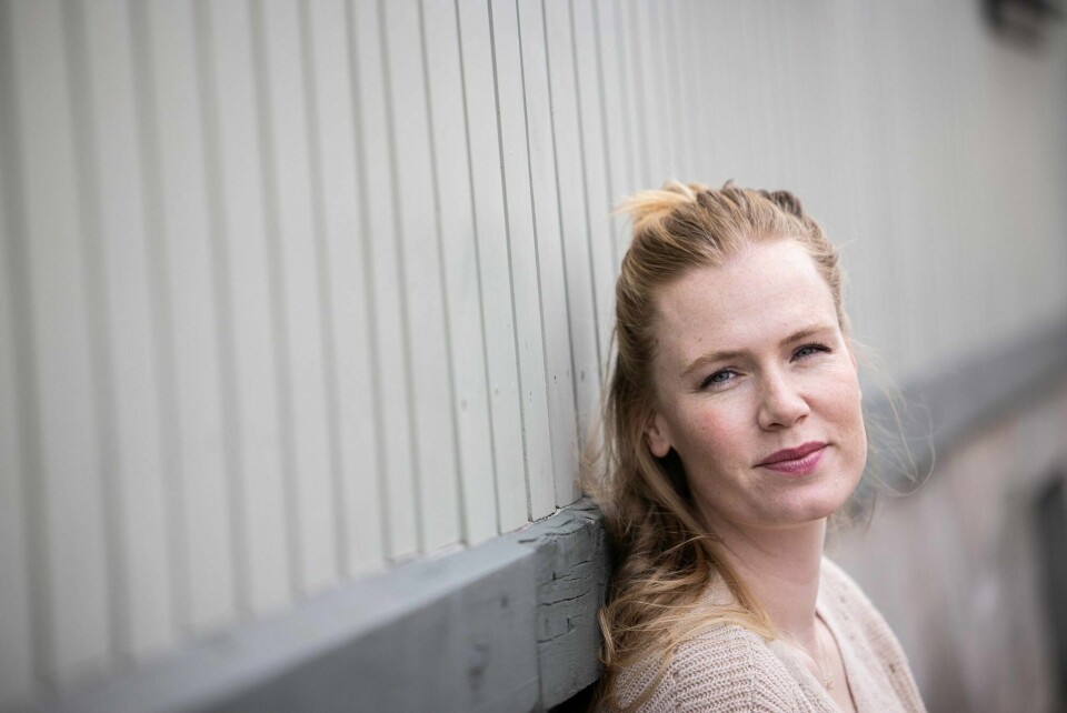 Vi må arbeide for å skape et samfunn som gir tilstrekkelig støtte og ressurser til foreldre, lærere og alle dem som jobber med barn, skriver psykolog Charlotte Mjelde. Kvinne som lener seg til vegg