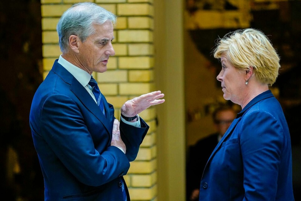 Ap-leder Jonas Gahr Støre (t.v.) og Frp-leder Siv Jensen hadde et fruktbart samarbeid om ny bioteknologilov, men Ap bør i framtida holde Frp på armlengdes avstand, mener Dagsavisen. Foto: Lise Åserud/NTB scanpix
