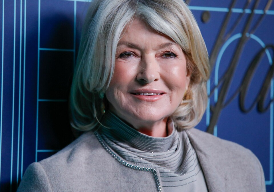 81 år gamle Martha Stewart er på forsiden av årets Sports Illustrated Swimsuit. 81 år gamle Martha Stewart er på forsiden av årets Sports Illustrated Swimsuit.