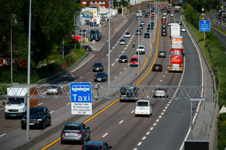 Elbiler får ikke lenger lov til å benytte seg av kollektivfeltet i Oslo og Akershus. Godstransport burde få benytte seg av kollektivfeltet utenom rushtid, mener NHO. Foto: Heiko Junge / NTB