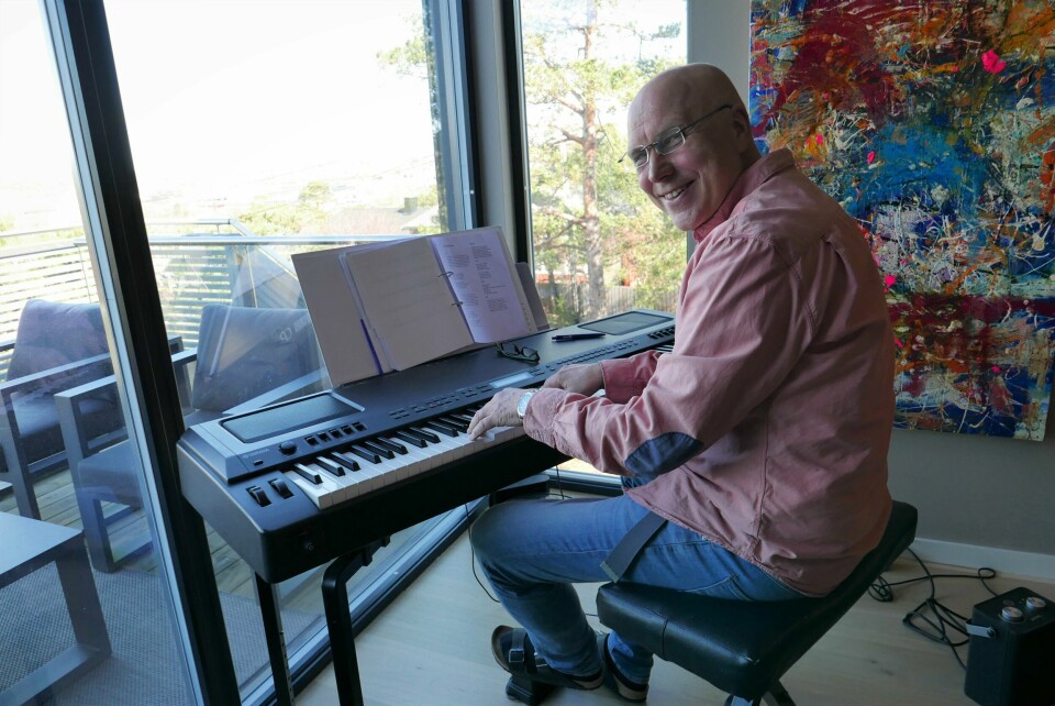 Ny FFK-låt ble født mens Tom Rohde-Moe (60) satt ved pianoet og så på et opplyst stadion i vintermørket. Ny FFK-låt ble født mens Tom Rohde-Moe (60) satt ved pianoet og så på et opplyst stadion i vintermørket.