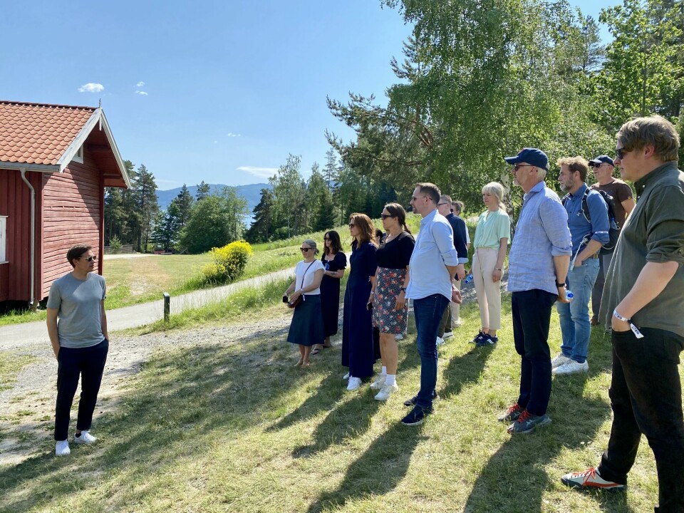 Utøyas daglige leder Jørgen Watne Frydnes snakker til styret i Norsk Redaktørforening under en rundtur og omvisning på øya onsdag 14. juni 2023. Forsamling med mennesker