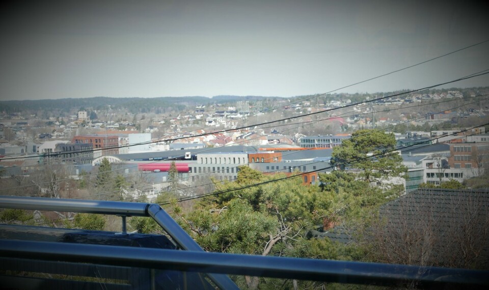 Tom Rohde-Moe har god utsikt til Fredrikstad stadion (det røde taket) fra stuevinduet der pianoet står. Tom Rohde-Moe har god utsikt til Fredrikstad stadion fra stuevinduet der pianoet står.