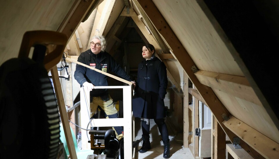 Både Roger Iversen og Eva Leonardi sier de selv ville ha bodd i huset. Her inspiserer de andre etasjen. Roger Iversen bygger minihus av varebil. Her er andre etasje og soverommene. Arkitekt Eva Leonardi.
