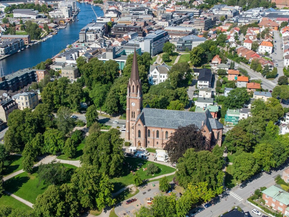 – Kirken er et veldig trygt, godt og vakkert rom å være i, så jeg håper det vil oppleves fint, sier sokneprest Endre Fyllingsnes. Både fredag og lørdag åpner han og kollegaene dørene til Domkirken mellom 20.00 og 01.00 sånn at Idyll-publikummet skal ha et sted å oppholde seg etter før, under eller etter festivalen.