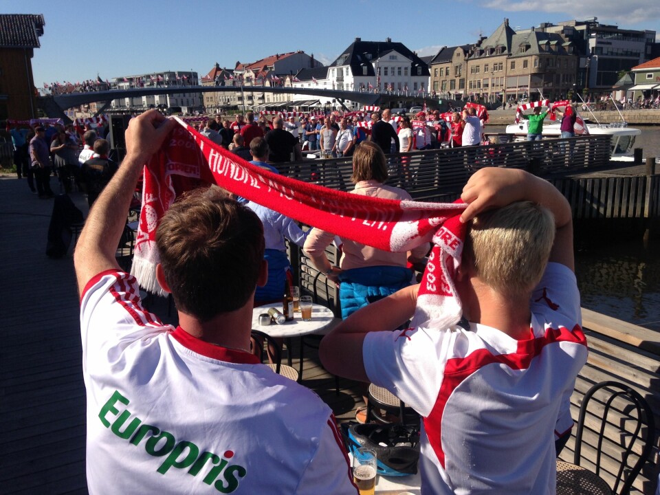 Et yrende liv med forventningsfulle FFK-supportere på Båthuset-verandaen er blitt et vanlig skue før kamp. Et yrende liv med forventningsfulle FFK-supportere på Båthuset-verandaen er blitt et vanlig skue før kamp.