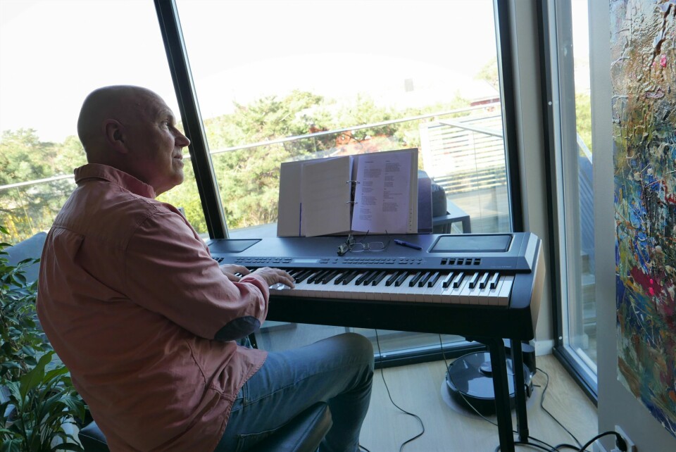 Se ikke bort ifra at det kommer mer musikk fra Tom Rohde-Moe og pianoet hans hjemme på Kråkerøy. Å gi ut FFK-låt har gitt mersmak for låtskriveren som kaller seg skap-kulturkæll. Tom Rohde-Moe ved pianoet hjemme på Kråkerøy, hvor han satt med god utsikt til Fredrikstad stadion da han skrev og komponerte 'På vei mot no' større'.