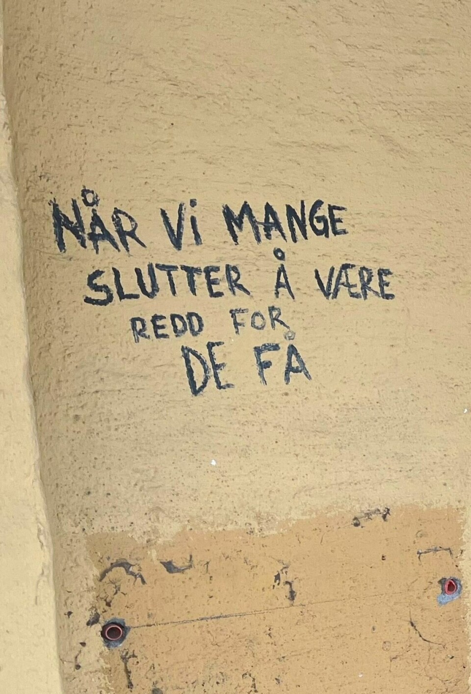 Det trengs ikke alltid mer enn tusen ord for at ordene skal si mer enn et bilde. Dette har noen skrevet på veggen utenfor møtestedet BraNok for skeive i Fredrikstad. Det trengs ikke alltid mer enn tusen ord for at ordene skal si mer enn et bilde. Dette har noen skrevet på veggen utenfor møtestedet BraNok for skeive i Fredrikstad.