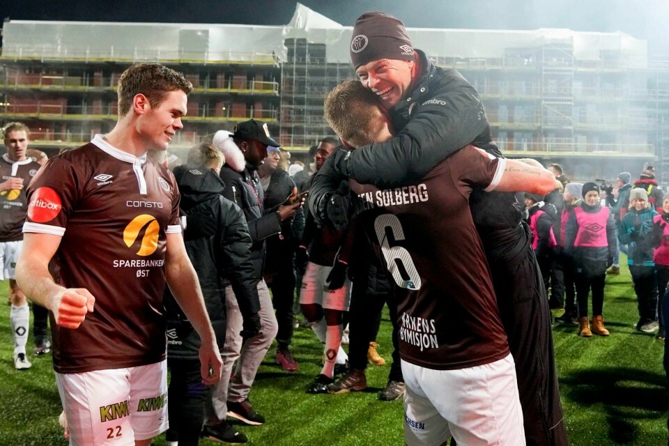 Mjøndalen-trener Vegard Hansen jubler sammen med Joackim Olsen Solberg etter at bruntrøyene sikret fornyet kontrakt i sesongens siste seriekamp i fjor. Nå kan duoen glede seg til å spille fotball igjen, siden NFF har åpnet for treningskamper.