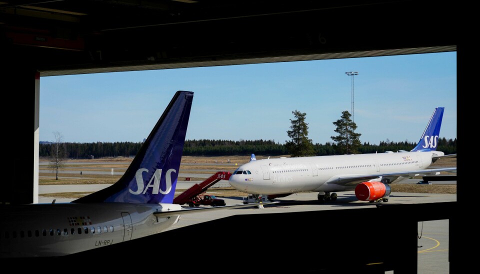 Gardermoen 20200420. To SAS-fly er klargjort for langtidsparkering på Oslo lufthavn Gardermoen.
Åpninger og luker forsegles med med teip, det monteres «remove before flight»-tags og motorene dekkes til. Fremover blir det utvendig tilsyn av flyene to ganger daglig.Foto: Håkon Mosvold Larsen / NTB scanpix
