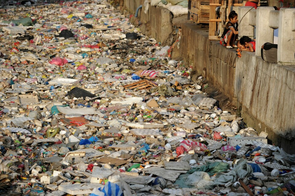 CPenger fra bistandsprogrammet mot marin forsøpling og mikroplast, har blant annet gått til prosjekter i Filippinene, som topper lista over verdens verste land når det gjelder tilførsel av plast til havene. Bildet viser en elv full av plast og annet avfall i Filippinenes hovedstad Manila. Penger fra bistandsprogrammet mot marin forsøpling og mikroplast, har blant annet gått til prosjekter i Filippinene, som topper lista over verdens verste land når det gjelder tilførsel av plast til havene. Bildet viser en elv full av plast og annet avfall i Filippinenes hovedstad Manila.
