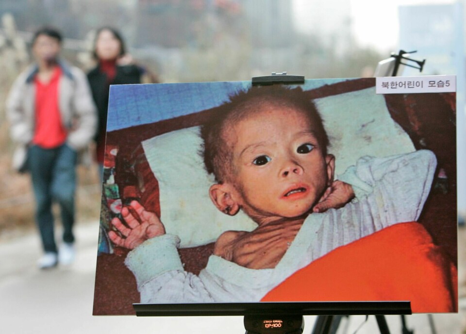 I 2008 ble det arrangert en fotoutstilling i Seoul for menneskerettigheter i Nord-Korea. Bildene viste underernærte barn. A South Korean couple passes by a photo showing a North Korean child suffering from famine during a photo exhibition held by a human rights group against North Korea, to commemorate the 60th anniversary of the universal declaration of human rights on the street in Seoul, South Korea, Monday, Dec. 8, 2008. A United Nations committee last month approved a resolution calling for improvement in human rights in North Korea.(AP Photo/Ahn Young-joon)