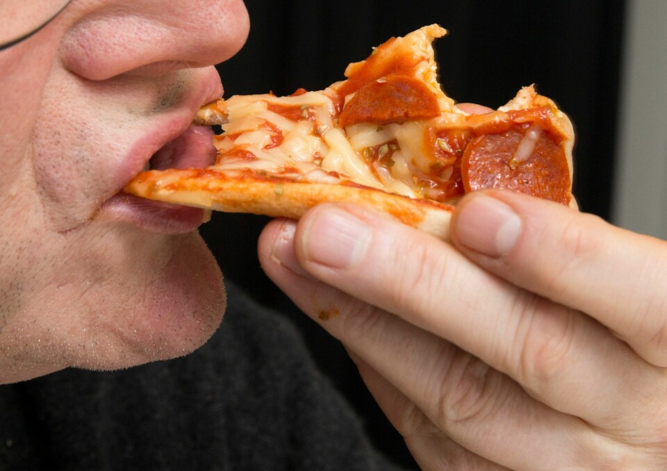 Nei og atter nei - ikke pizza med salami eller pepperoni - velg heller en pizza med mer grønnsaker, anbefaler ernæringsfysiologen. Det er mindre salt i norsk ferdigpizza no enn før. Foto: Terje Bendiksby / NTB / NPK