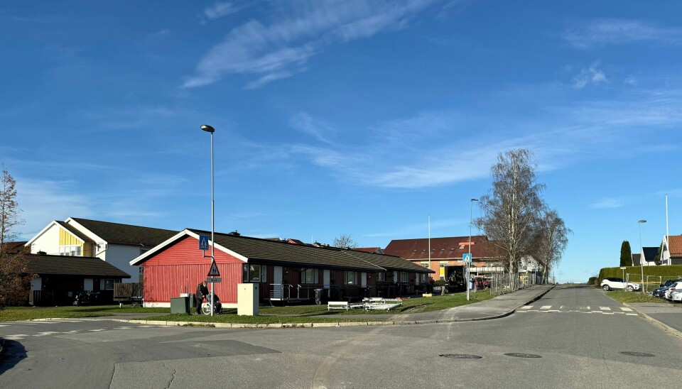Endeseksjon med rullestolrampe, sentralt i Askim og rett ved Løkentunet sykehjem har Sverre Hermansen (71) fått omsorgsbolig. Endeseksjon med rullestolrampe, sentralt i Askim og rett ved Løkentunet sykehjem har Sverre Hermansen (71) fått omsorgsbolig.