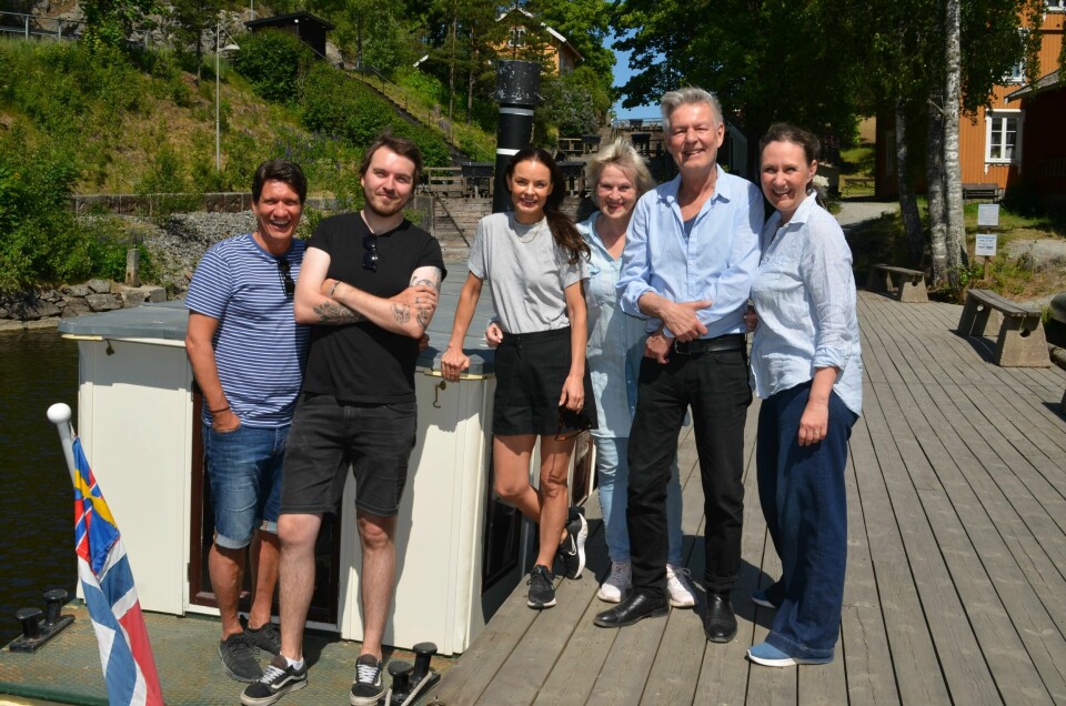 På vei ombord i D/S «Engebret Soot» og klar for årets spel i Ørje. Fra venstre: kapellmester Bjørn Halstensen. Skuespillerne: Johan Østereng, Agnes Kittelsen, Anne Marie Ottersen og Lasse Lindtner. Til høyre: Anneli Sollie, kunstnerisk ansvarlig, manus og regi. På vei ombord i D/S «Engebret Soot» og klar for årets spel i Ørje. Fra venstre: kapellmester Bjørn Halstensen. Skuespillerne: Johan Østereng, Agnes Kittelsen, Anne Marie Ottersen og Lasse Lindtner. Til høyre: Anneli Sollie, kunstnerisk ansvarlig, manus og regi.