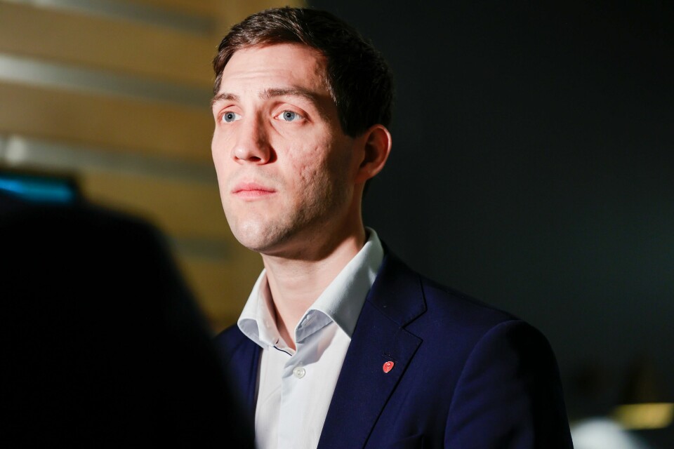– Regjeringens rovdyrpolitikk skal fortsatt være kunnskapsbasert, sier klima- og miljøminister Andreas Bjelland Eriksen (Ap), til Dagsavisen. – Regjeringens rovdyrpolitikk skal fortsatt være kunnskapsbasert, sier klima- og miljøminister Andreas Bjelland Eriksen (Ap), til Dagsavisen.