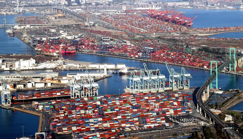 Enorme menger med varer som både næringslivet og private forbrukere venter utålmodig på, hoper seg opp i havner verden rundt, som her i Los Angeles hvor det i slutten av september på ett og samme tidspunkt var nærmere 100 containerskip som ventet på å få losse. Enorme menger med varer som både næringslivet og private forbrukere venter utålmodig på, hoper seg opp i havner verden rundt, som her i Los Angeles hvor det i slutten av september på ett og samme tidspunkt var nærmere 100 containerskip som ventet på å få losse.