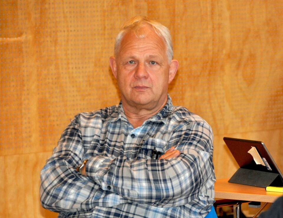 Ordfører Kristian Frisvold i Lom kom med harde utfall mot fylkespolitikerne som foreslår å legge ned skole og skolesteder i Innlandet mandag. Tirsdag bekreftet han at han fortsatt står inne for uttalelsene. Ordfører i Lom Kristian Frisvold tok et knallhardt oppgjør med fylkespolitikerne i Innlandet i starten av kommunestyremøtet i Lom mandag ettermiddag. Foto: Vigdis Kroken / Fjuken / NTB