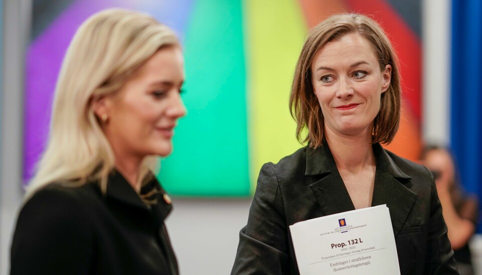Det var daværende kultur- og likestillingsminister Anette Trettebergstuen (Ap) t.h og justis- og beredskapsminister Emilie Enger Mehl (Sp) som presenterte forslaget om konverteringsterapi i juni. Nå skal det bankes gjennom i Stortinget. Kultur- og likestillingsminister Anette Trettebergstuen (Ap) t.h. og justis- og beredskapsminister Emilie Enger Mehl (Sp) la fredag fram forslaget om å forby konverteringsterapi. Trettebergstuen sier hun har grunn til å tro at forslaget vil bli vedtatt. Foto: Cornelius Poppe / NTB