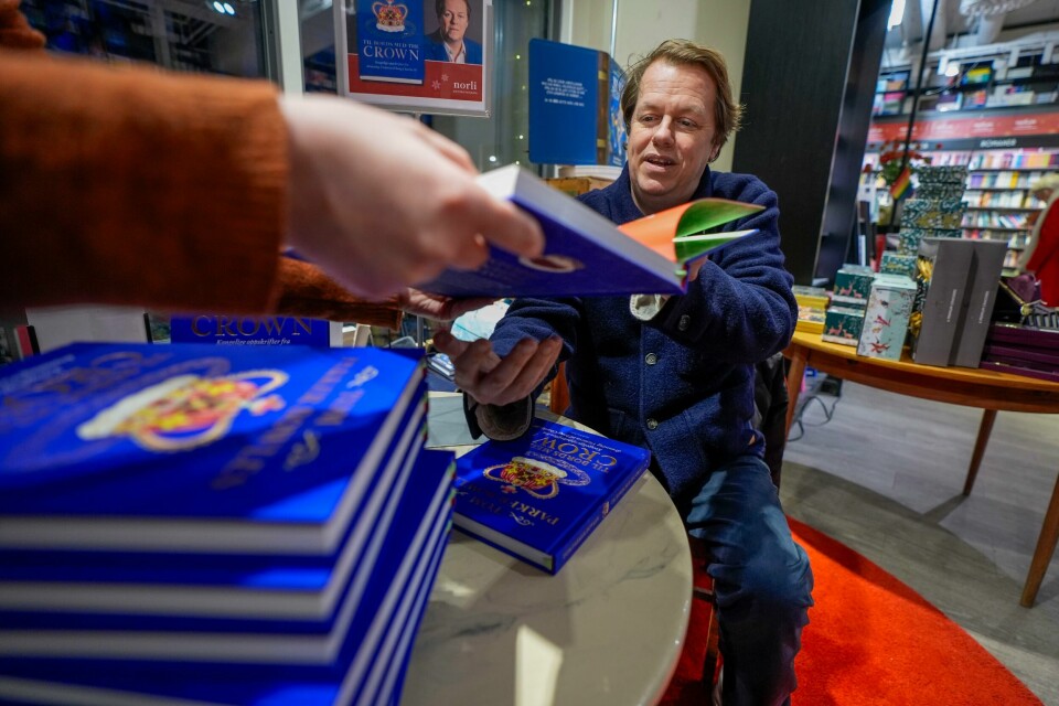 Tom Parker Bowles, kokebokforfatter, BBC-bidragsyter og sønn av dronning Camilla, besøkte Norli i Universitetsgata i Oslo for å signere bøker torsdag. Tom Parker Bowles, kokebokforfatter, BBC-bidragsyter og sønn av dronning Camilla, besøkte Norli i Universitetsgata i Oslo for å signere bøker torsdag. Foto: Lise Åserud / NTB