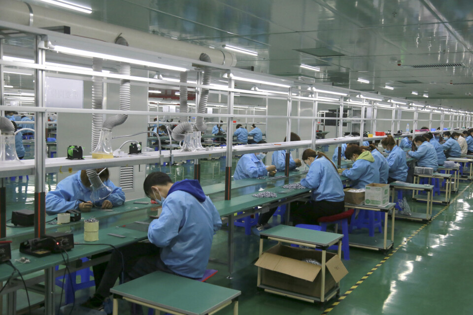 Koronapandemien har ført til stengte fabrikker og andre strenge restriksjoner som har påvirket vareproduksjonen i Kina, landet som Norge importerte mest varer fra i 2020. Dette bildet er tatt i en elektronikkfabrikk i Zhangye. Koronapandemien har ført til stengte fabrikker og andre strenge restriksjoner som har påvirket vareproduksjonen i Kina, landet som Norge importerte mest varer fra i 2020. Dette bildet er tatt i en elektronikkfabrikk i Zhangye.