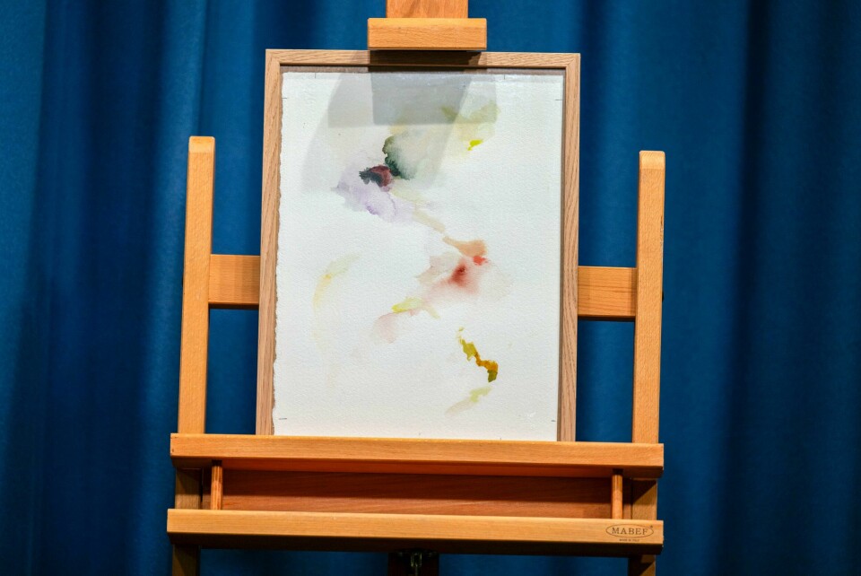 Det nye fredsprisdiplomet med et kunstverk signert den anerkjente dansk-norske kunstneren Marie Buskov, ble vist fram for første gang under et arrangement i regi av Nobels Fredssenter lørdag. Det er den japanske fredsprisvinneren Nihon Hidankyo som mottar diplomet under Nobel fredsprisutdelingen i Oslo den 10. desember. Det nye fredsprisdiplomet med et kunstverk signert den anerkjente dansk-norske kunstneren Marie Buskov, ble vist fram for første gang under et arrangement i regi av Nobels Fredssenter lørdag. Det er den japanske fredsprisvinneren Nihon Hidankyo som mottar diplomet under Nobel fredsprisutdelingen i Oslo den 10. desember.Handout. Bildet inngår i NTBs tilbud til abonnenter på nyhetsfoto. Bildet skal kun benyttes i forbindelse med angitt sak.Foto: Johannes Granseth / Nobels Fredssenter / Handout / NTB