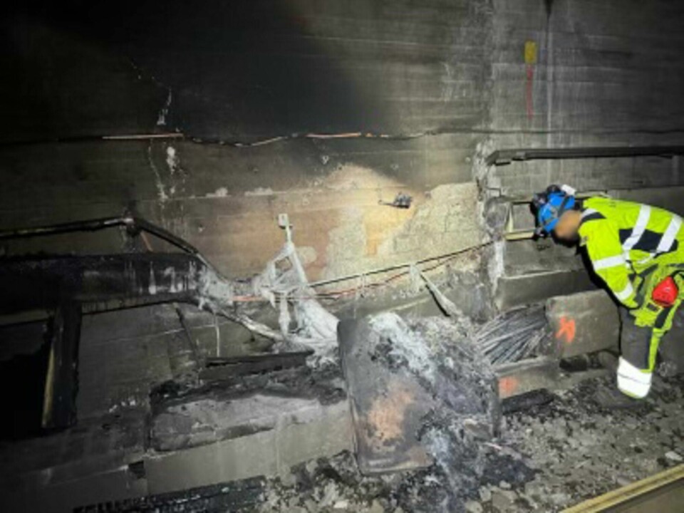 Et bilde som er gitt ut av Bane Nor, viser skader etter brannen. Søndag er det helt stengt for togtrafikk ved Nationaltheatret i Oslo på grunn av signalfeil etter kabelbrannen. Et bilde som er gitt ut av Bane Nor, viser skader etter brannen. Søndag er det helt stengt for togtrafikk ved Nationaltheatret i Oslo på grunn av signalfeil etter kabelbrannen.