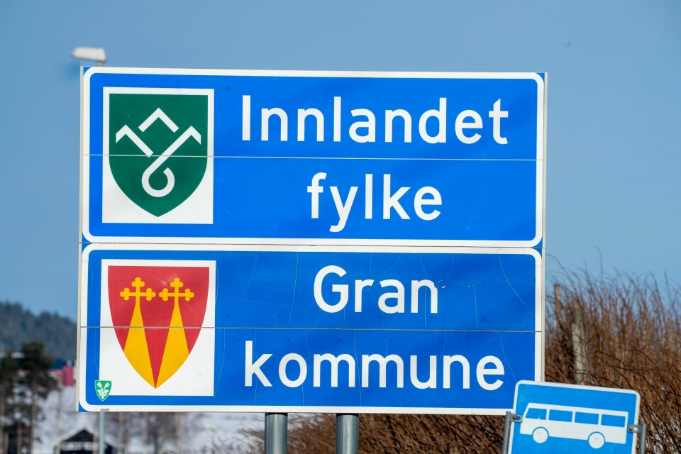Flertallet av de folkevalgte i Gran er enige om å søke om å bytte fylke fra Innlandet til Akershus. Bildet viser skilt der det står gran kommune og innlandet fylke. Foto: Terje Pedersen / NTB
