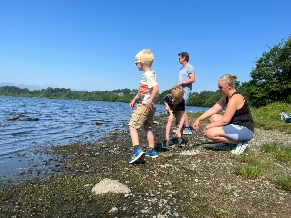 Steinkasting ved Stokkavatnet i Stavanger. I front ser vi Theodor (5), bak ham storebror Tobias (7), pappa Thomas Austbø og mamma Helene Birkeland Steinkasting ved Stokkavatnet i Stavanger. I front ser vi Theodor (5), bak ham storebror Tobias (7), pappa Thomas Austbø og mamma Helene Birkeland