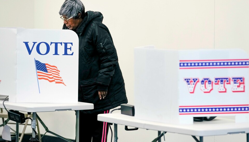 En amerikansk borger stemmer i Milwaukee i Wisconsin. Også der driver myndighetene med såkalt «gerrymandering», altså tukling med valgdistriktene for å sikre seg flertall, mener kritikerne. En amerikansk borger stemmer i Milwaukee i Wisconsin. Også der driver myndighetene med såkalt «gerrymandering», altså tukling med valgdistriktene for å sikre seg flertall, mener kritikerne.