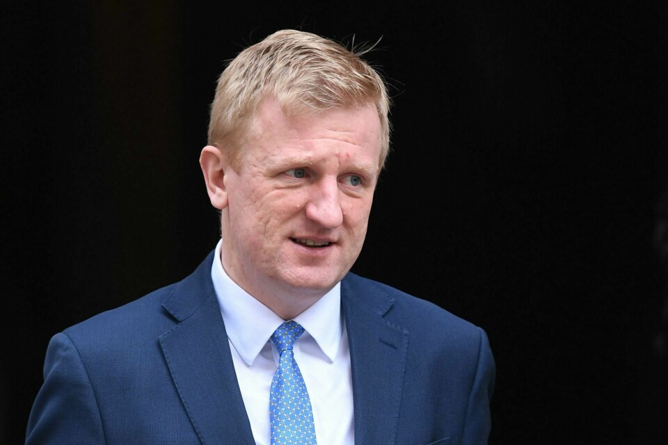 De konservatives partisekretær Oliver Dowden varsler sin avgang etter to valgnederlag for partiet. (FILES) This file photo taken on February 21, 2022 shows Britain's Conservative party chairman Oliver Dowden leaving after attending the weekly Cabinet meeting at 10 Downing Street, in London. - Dowden, the chairman of Britain's ruling Conservatives, quit on June 24, 2022 after the party lost two parliamentary by-elections, including in a southwest English seat it had previously held for over a century. (Photo by Daniel LEAL / AFP)