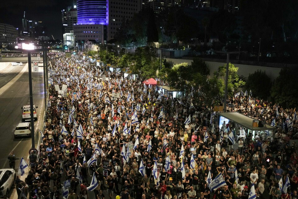 Tusener av israelere demonstrerte lørdag kveld mot statsminister Benjamin Netanyahus regjering med krav om at den inngår en avtale med Hamas om løslatelelse av gislene i Gaza. Søndag var det protester i flere byer. Lørdag kveld var det nok en demonstrasjon mot Israels regjering i Tel Aviv. Demonstrantene krever at gislene i Gaza løslates. Foto: Maya Alleruzzo / AP / NTB