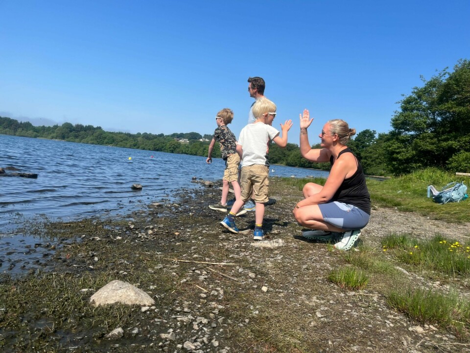 God stemning ved Stokkavatnet. Theodor (5) og mamma Helene Birkeland gir hverandre high five. I bakgrunnen kaster storebror Tobias (7) og pappa Thomas Austbø stein God stemning ved Stokkavatnet. Theodor (5) og mamma Helene Birkeland gir hverandre high five. I bakgrunnen kaster storebror Tobias (7) og pappa Thomas Austbø stein