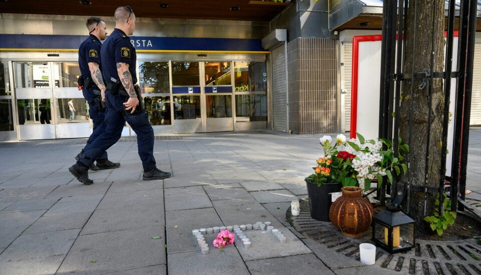Søndag ble en 15 år gammel gutt og en mann i 40-årene skutt og drept og to andre såret i en gjengrelatert episode i Farsta i Stockholm. Farsta sentrum i Stockholm dagen etter skuddene lørdag der en 15 år gammel gutt ble drept og tre andre skadd. Foto: Jessica Gow / TT / NTB