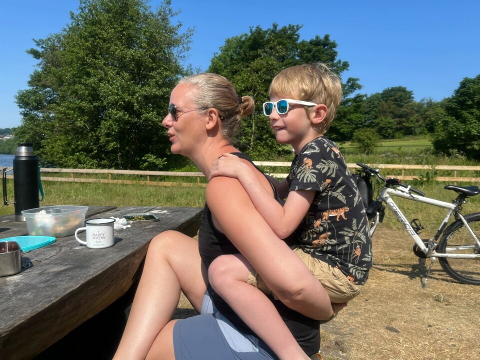 Helene Birkeland med eldstesønnen Tobias på ryggen da familien har lunsjpause ved Stokkavatnet en lørdag i juni. Helene Birkeland med eldstesønnen Tobias på ryggen da familien har lunsjpause ved Stokkavatnet en lørdag i juni