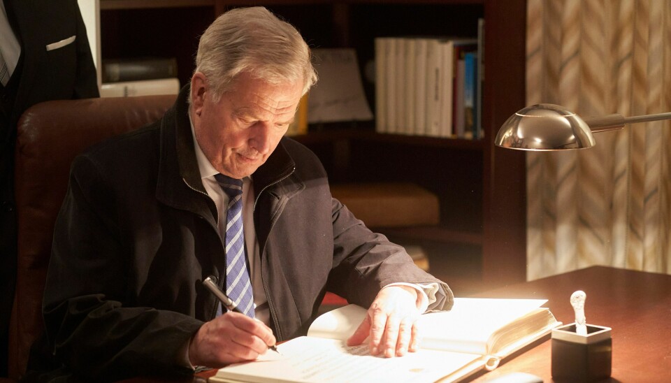 Sauli Niinistö skriver for tiden en rapport om EUs kriseberedskap og om vestlig støtte til Ukraina. Finnen gikk av som president i vinter. Finnish President Sauli Niinistö signs the Golden Book of the town of Unkel on the occasion of his visit to the Willi Brand Forum in Unkel, Germany, Thursday, Nov. 16, 2023. (Thomas Frey/dpa via AP)